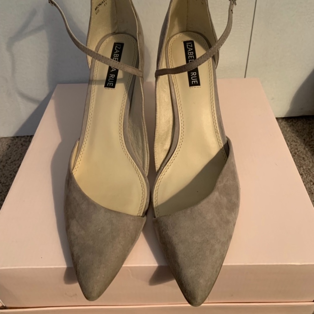 Cut out pump ankle strap